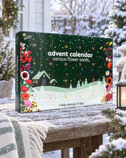 Julekalender med blomsterfrø med 24 nummererede låger på et snedækket havebord